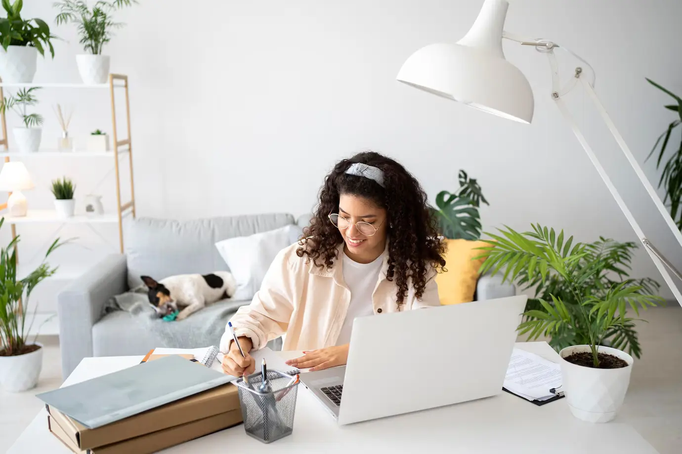 A liberdade em trabalhar na sala com home office