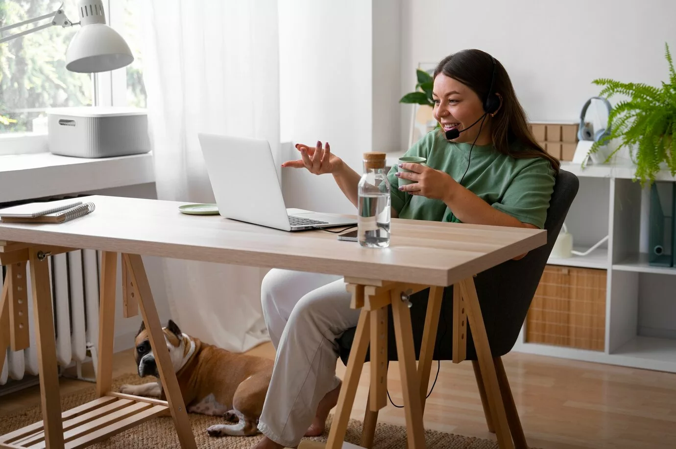 O home office na sala pode ser simples e organizado