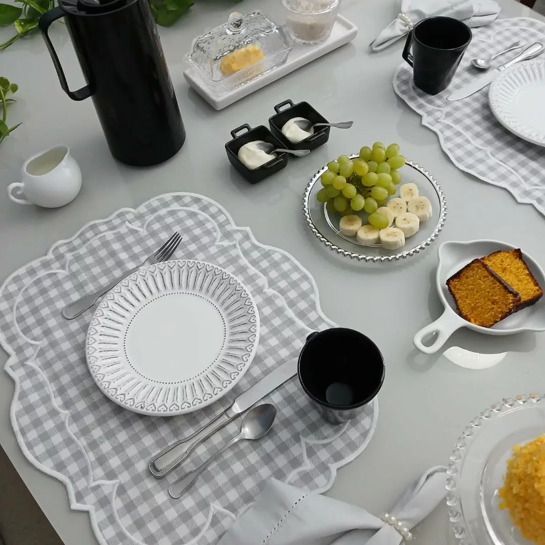 itens de uma mesa posta para o cafe