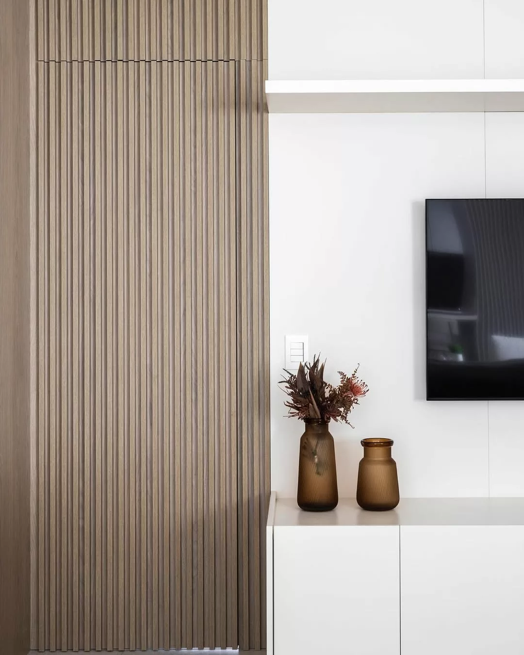 painel ripado proximo a tv