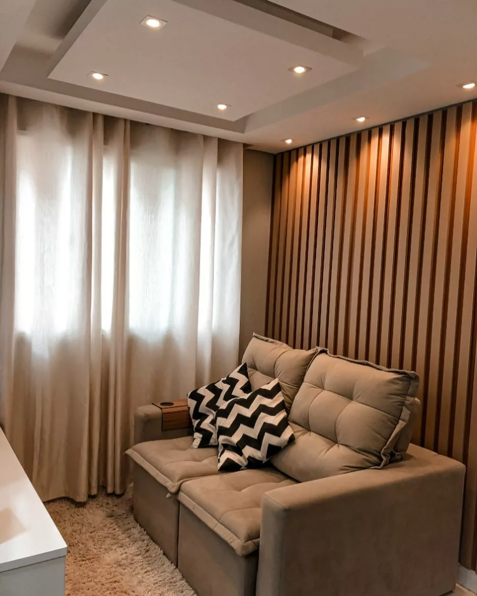 parede da sala com painel ripado