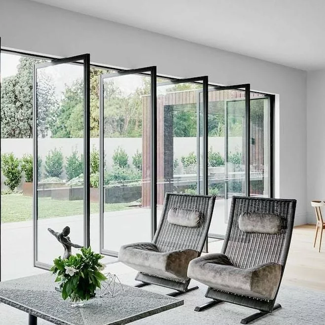 Panos de vidro: como usar na decoração para integrar ambientes e valorizar a luz natural