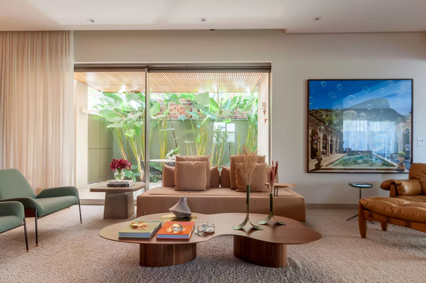 O poder de uma peça assinada: como o design de móveis valoriza e transforma o décor de interiores