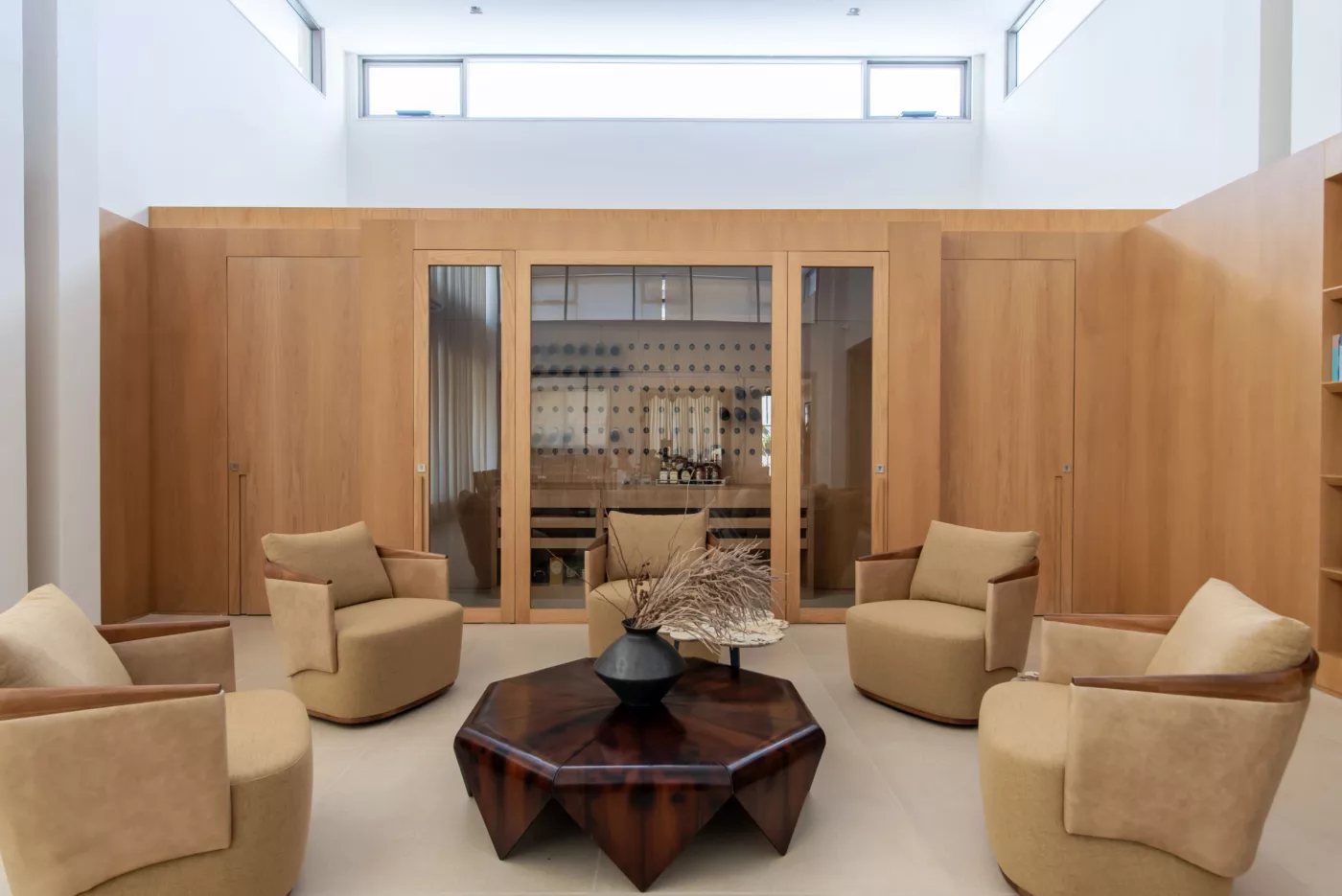 O poder de uma peça assinada: como o design de móveis valoriza e transforma o décor de interiores