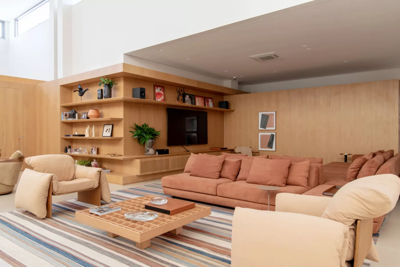 O poder de uma peça assinada: como o design de móveis valoriza e transforma o décor de interiores