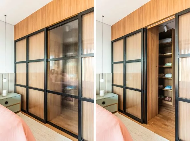 Portas de corres em dormitorio
Portas de correr: Montadas em trilhos, deslizam lateralmente sem ocupar espaço adicional para a abertura e são ideais para ambientes compactos e modernos. Esse tipo de solução ajuda muito na circulação, principalmente em ambientes pequenos, pois diferente da porta de giro, ela não invade o ambiente ao girar para dentro ou para fora.