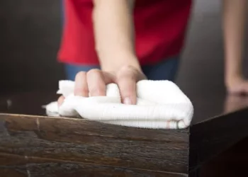 Aprenda como remover a cola instantânea de superfícies lisas sem danificar os materiais 