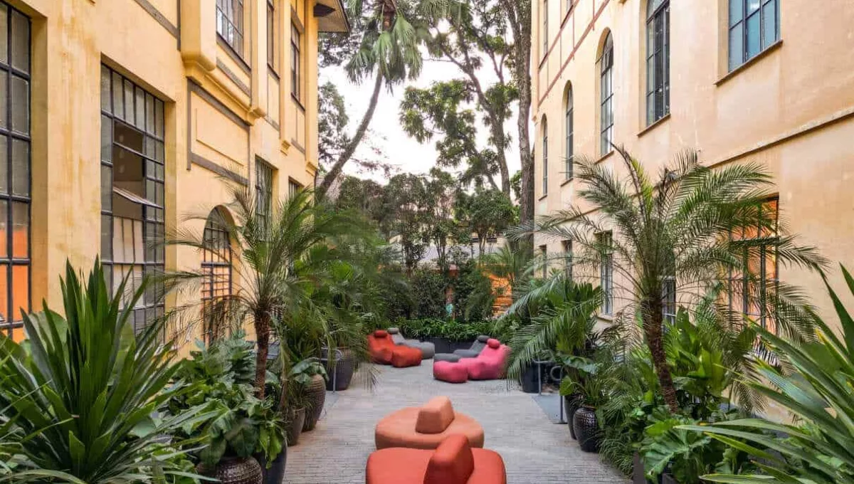 O Jardim da Alameda, projeto de Catê Poli e João Jadão para a CASACOR São Paulo 2025, é uma das atrações da mostra que acontece, pela primeira vez, no Parque da Água Branca, reunindo mais de 70 ambientes com o tema Semear Sonhos | Foto: Renato Navarro