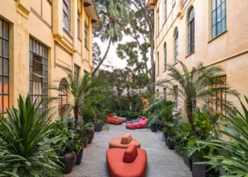 O Jardim da Alameda, projeto de Catê Poli e João Jadão para a CASACOR São Paulo 2025, é uma das atrações da mostra que acontece, pela primeira vez, no Parque da Água Branca, reunindo mais de 70 ambientes com o tema Semear Sonhos | Foto: Renato Navarro