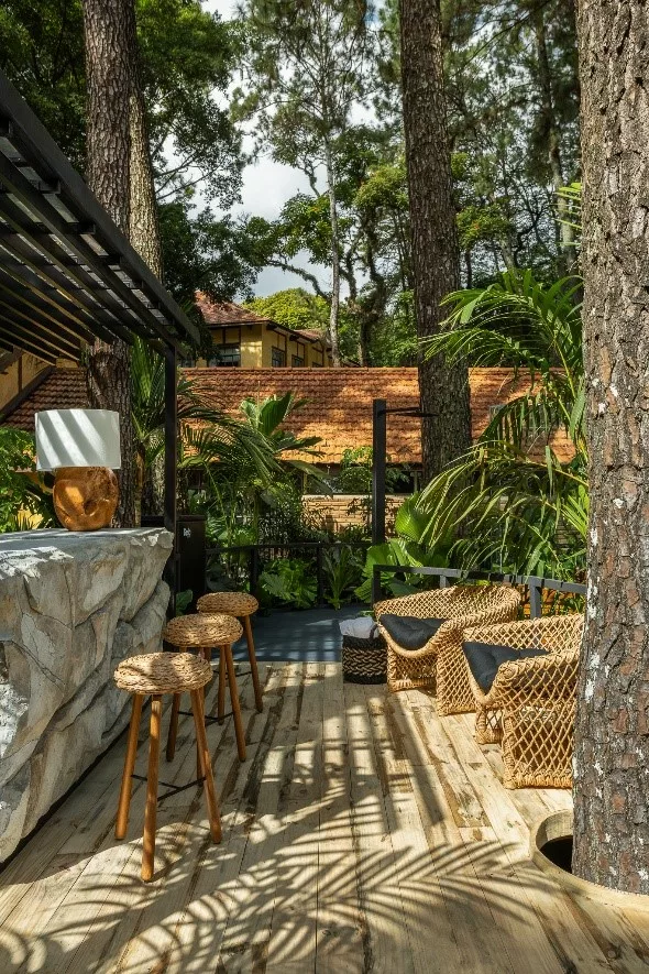 Helena Elias harmoniza opostos no Soul Garden, espaço sensorial em sua estreia na CASACOR São Paulo 2025