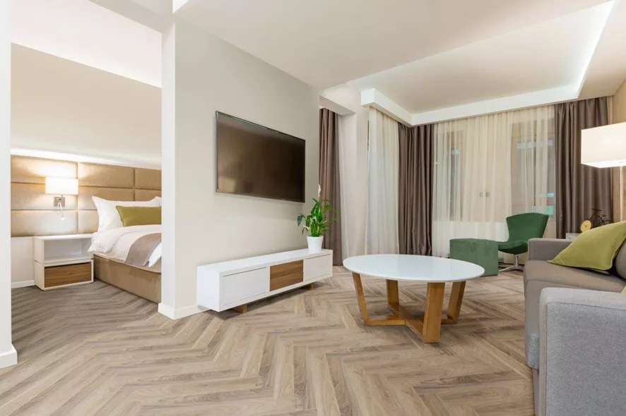 Régua, placa ou manta? O guia essencial para acertar no piso vinílico da sua casa