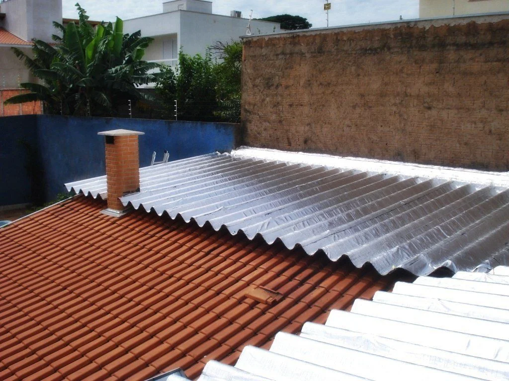 Manta asfáltica: o segredo para um telhado sem goteira e com proteção duradoura