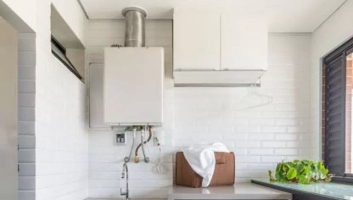 Ele está lá o ano todo, mas com a proximidade do inverno, aumenta a procura de novos aquecedores de água quando o existente não está funcionando devidamente. Instalado nessa área de serviço executada pelo arquiteto Bruno Moraes, o equipamento está pronto para prover água quente para duchas e torneiras | Projeto BMA Studio | Foto: Guilherme Pucci