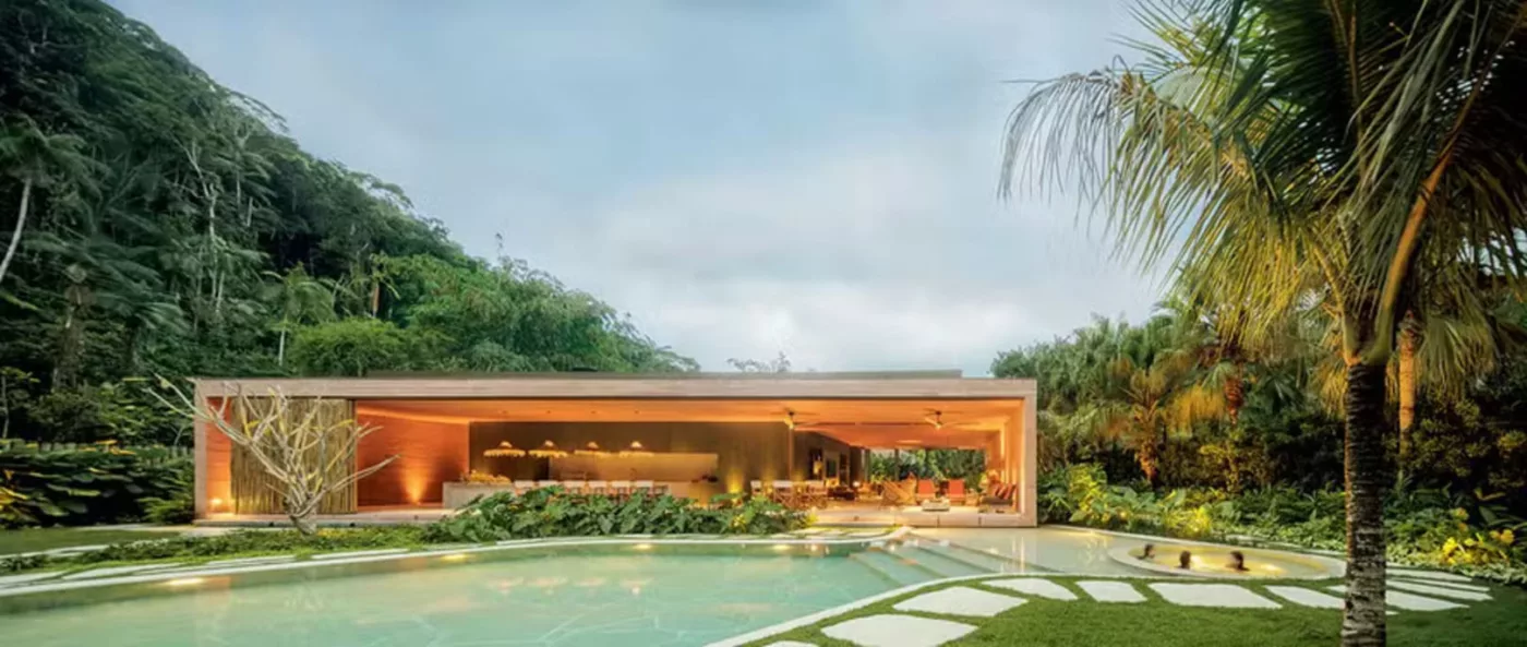 Arquitetura que toca o chão com leveza: casa em Paraty parece flutuar entre árvores
