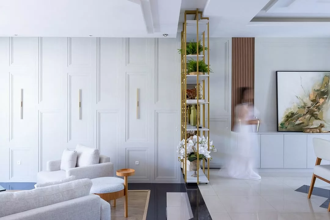 Boiserie moderno: como usar molduras na parede sem deixar o ambiente antiquado