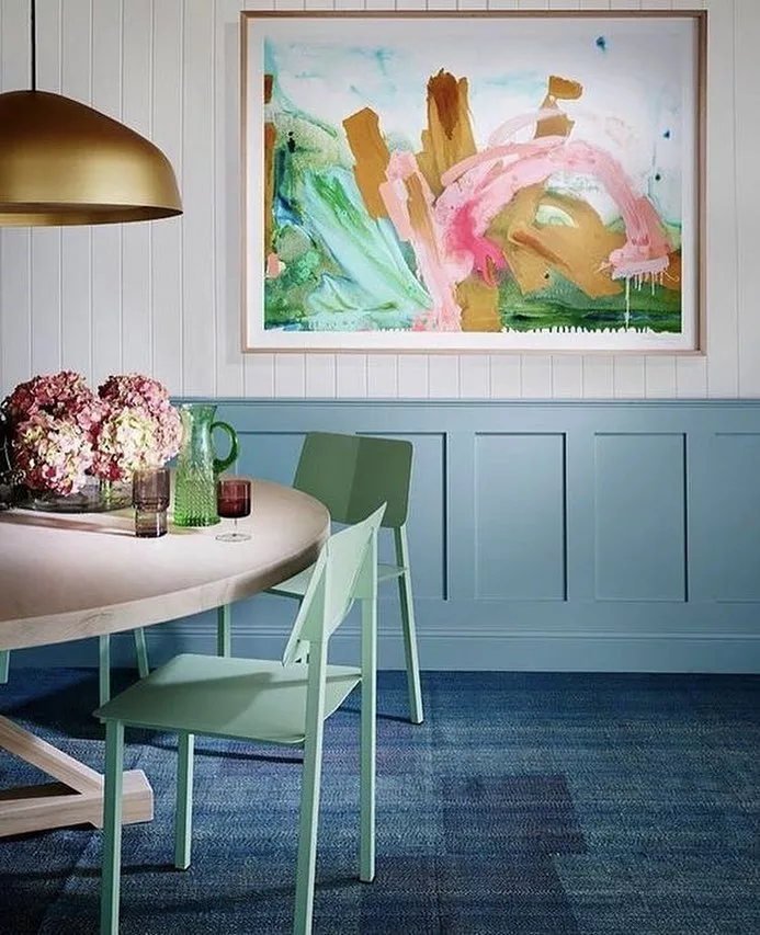 Boiserie moderno: como usar molduras na parede sem deixar o ambiente antiquado