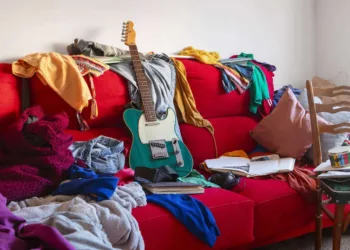 10 objetos que deixam sua casa visualmente mais bagunçada (e como resolver)