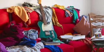 10 objetos que deixam sua casa visualmente mais bagunçada (e como resolver)