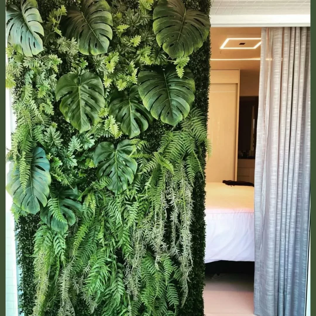 Plantas pendentes que transformam corredores em jardins verticais