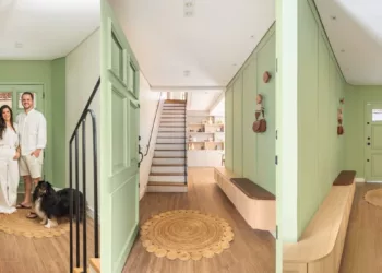 No sobrado onde residem a Carol e Francesco, o arquiteto Bruno Moraes escolheu o aconchego do verde que coloriu a marcenaria verde (essa mesma estrutura, do lado da sala de estar, recebeu a TV) e a porta. Para fechar a composição, a naturalidade da madeira presente no piso, no banco, e na dupla de penduradores |Projeto BMA Studio | Fotos: Guilherme Pucci