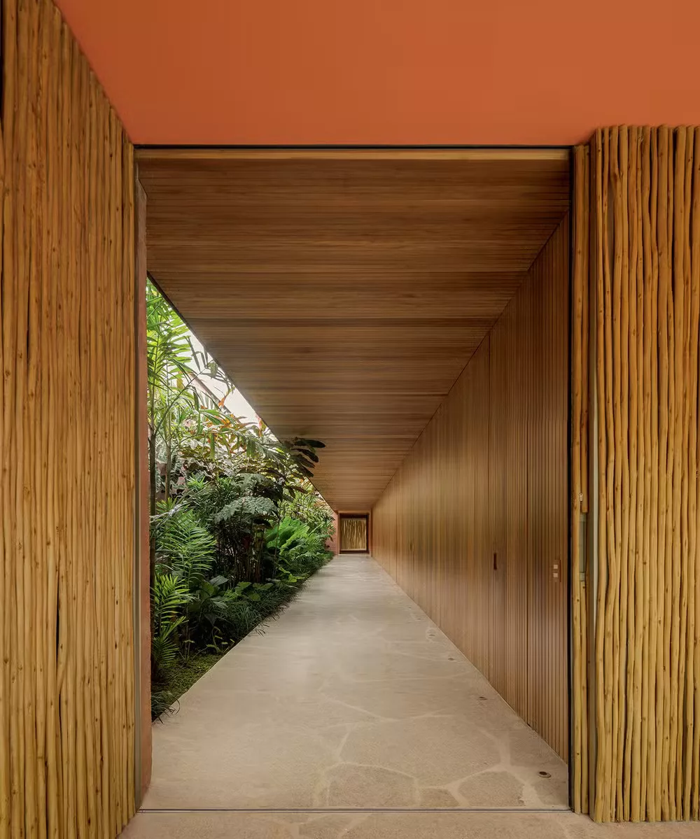 Arquitetura que toca o chão com leveza: casa em Paraty parece flutuar entre árvores