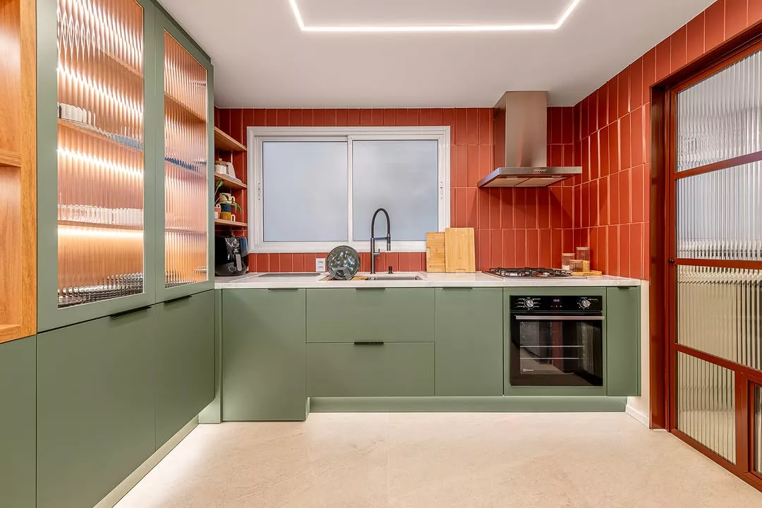 Cozinha colorida: inspire-se com 4 projetos autorais, vibrantes e cheios de estilo