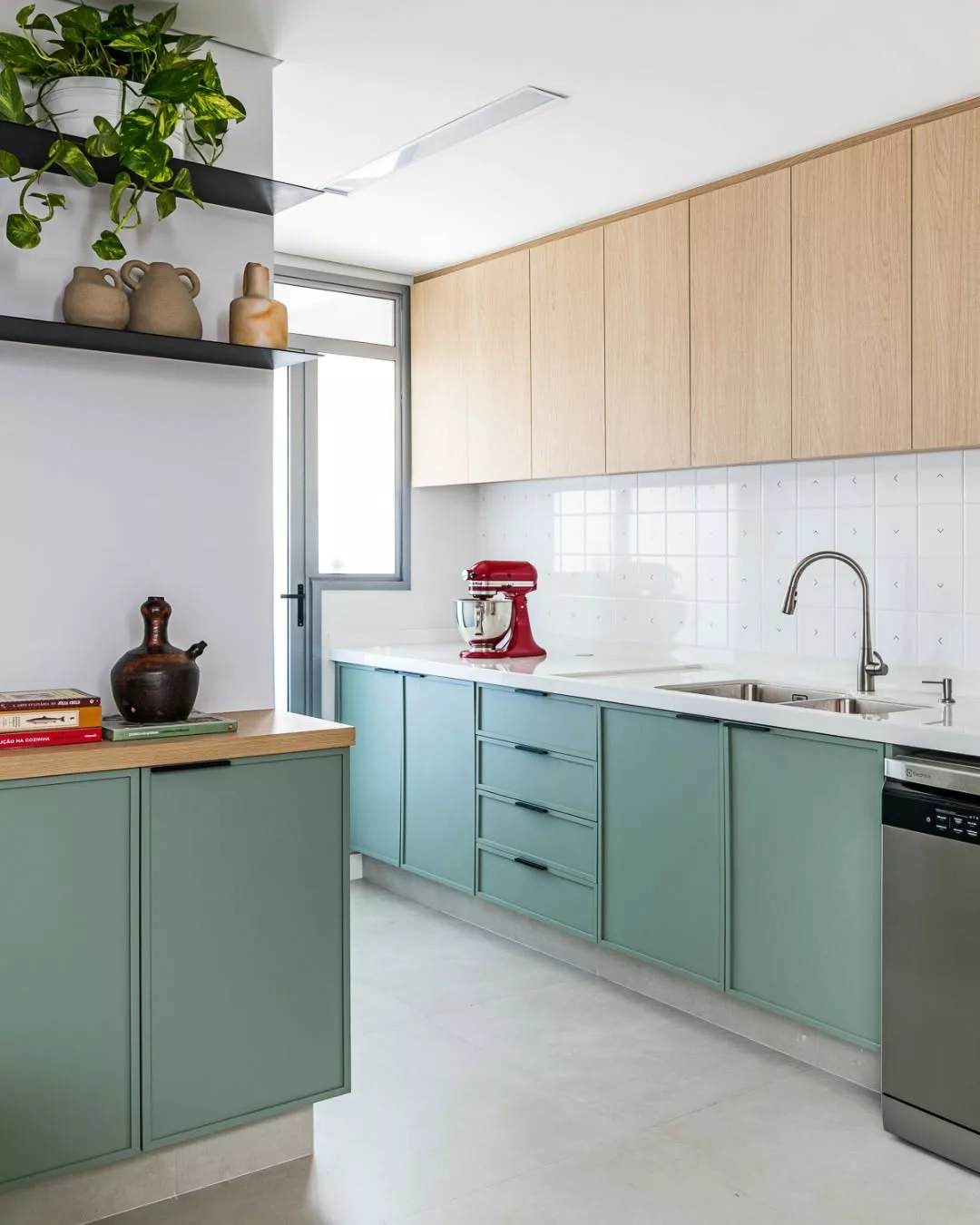Cozinha colorida: inspire-se com 4 projetos autorais, vibrantes e cheios de estilo