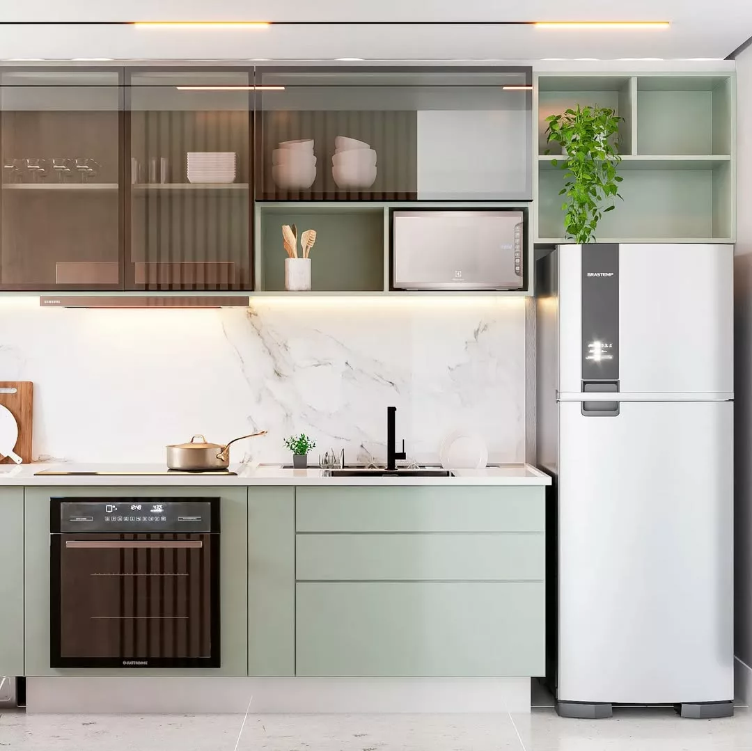 Cozinha de apartamento pequeno: truques de organização para ganhar espaço sem reforma