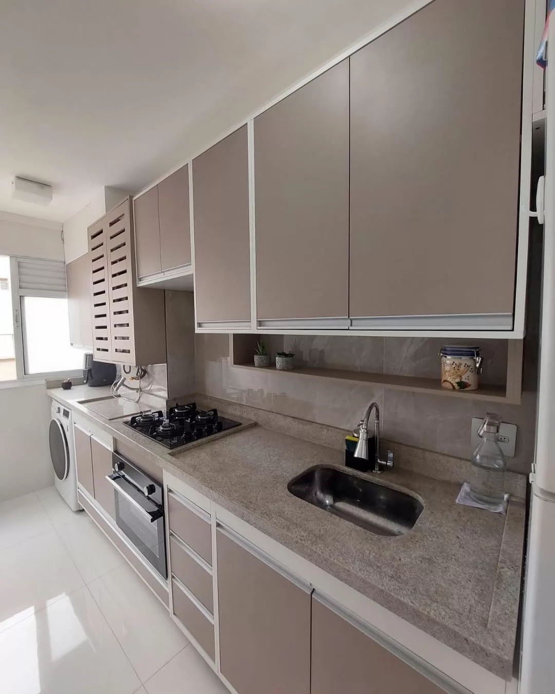 Cozinha de apartamento pequeno: truques de organização para ganhar espaço sem reforma