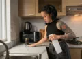 Cozinha de apartamento pequeno: truques de organização para ganhar espaço sem reforma