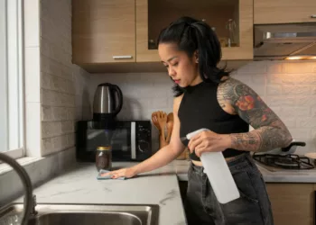 Cozinha de apartamento pequeno: truques de organização para ganhar espaço sem reforma