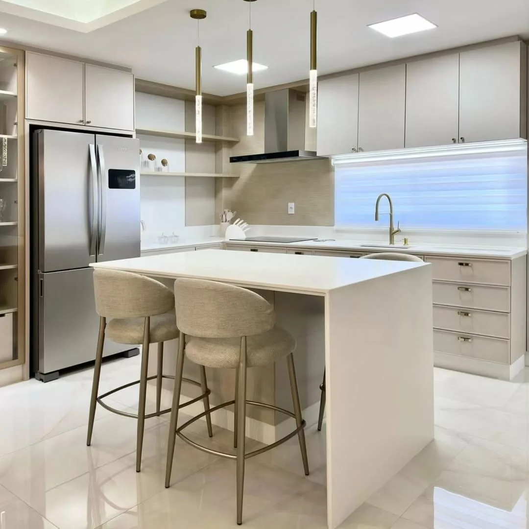 Como deixar sua cozinha mais charmosa com luminárias pendentes