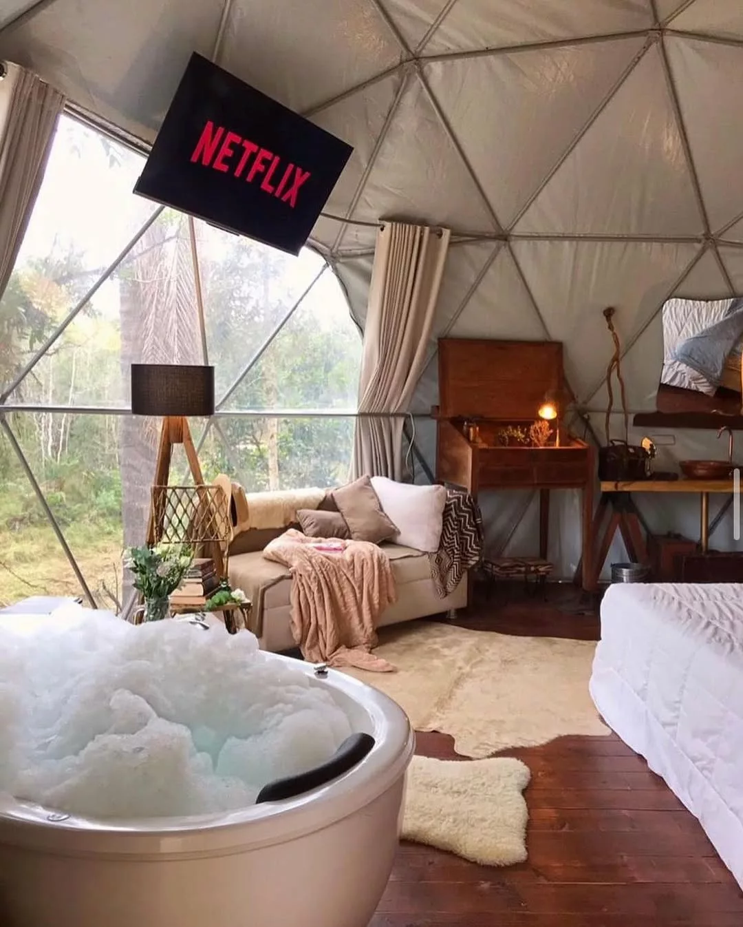 Domo geodésico no jardim é nova tendência para relaxar e se reconectar com o essencial