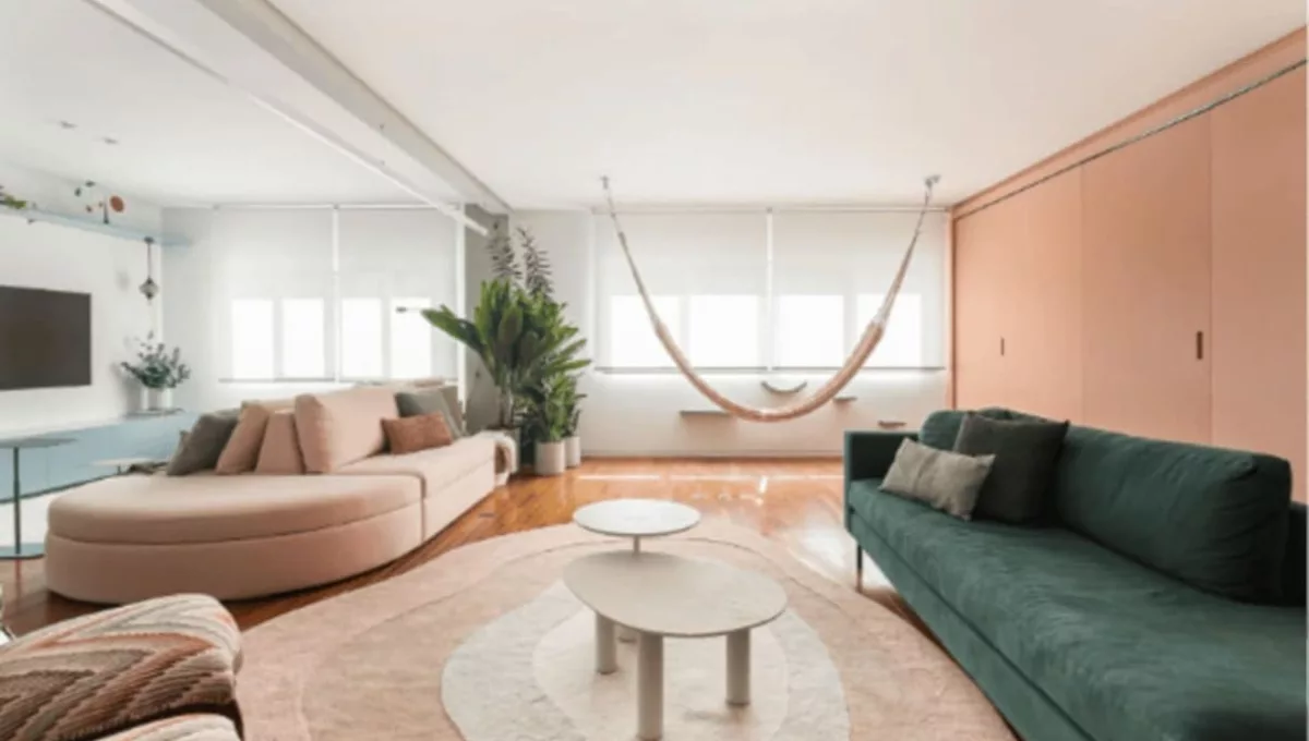 Espaço, luz e detalhes que acolhem: um apartamento que celebra a convivência  
