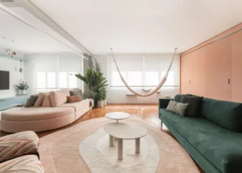 Espaço, luz e detalhes que acolhem: um apartamento que celebra a convivência  