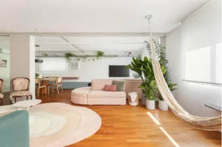 Espaço, luz e detalhes que acolhem: um apartamento que celebra a convivência