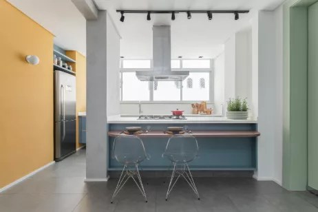 Espaço, luz e detalhes que acolhem: um apartamento que celebra a convivência
