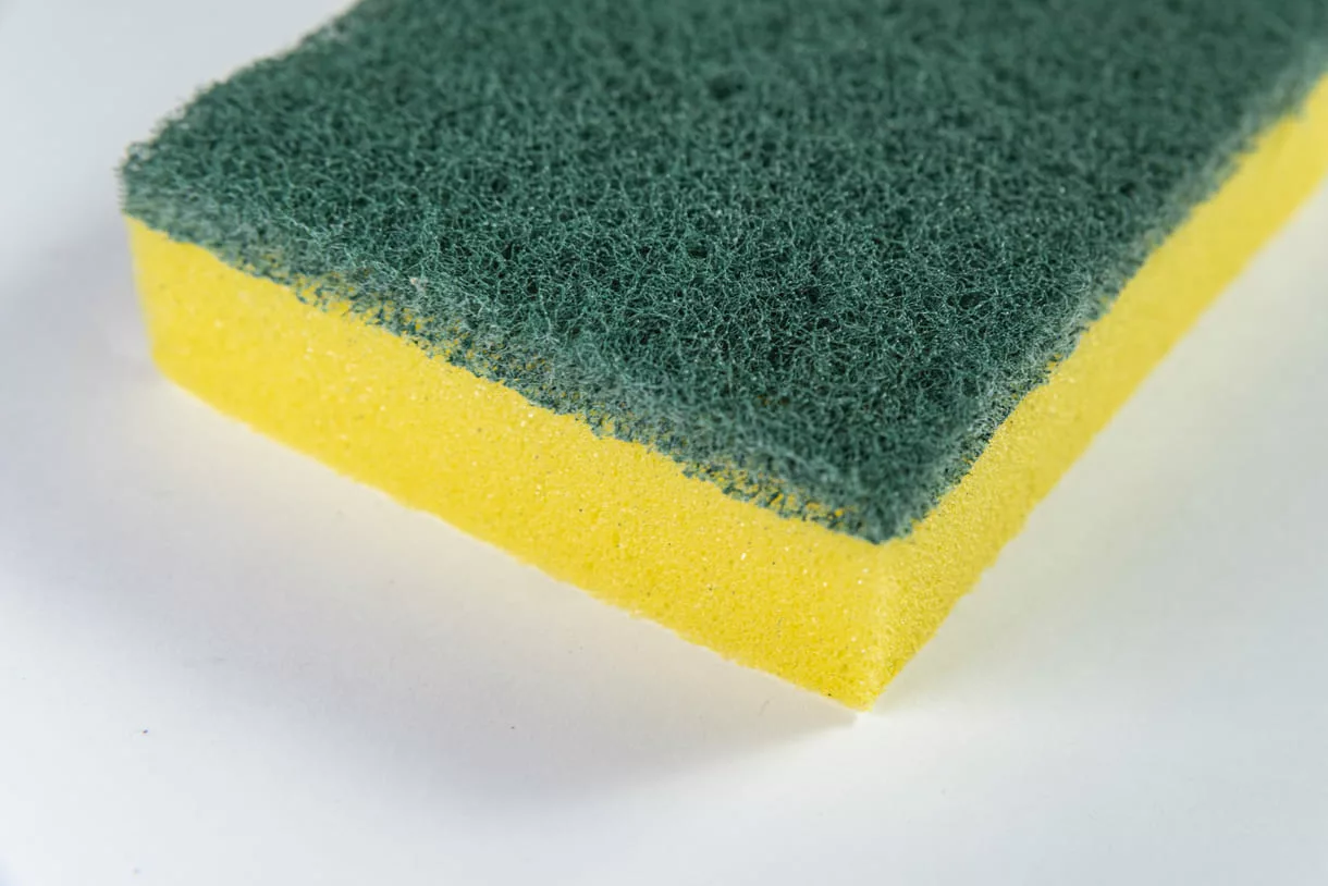 Qual tipo de esponja de cozinha acumula menos bactérias?