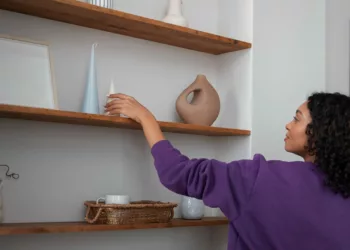 Estante aberta: o truque certeiro para deixar sua decoração mais leve e elegante
