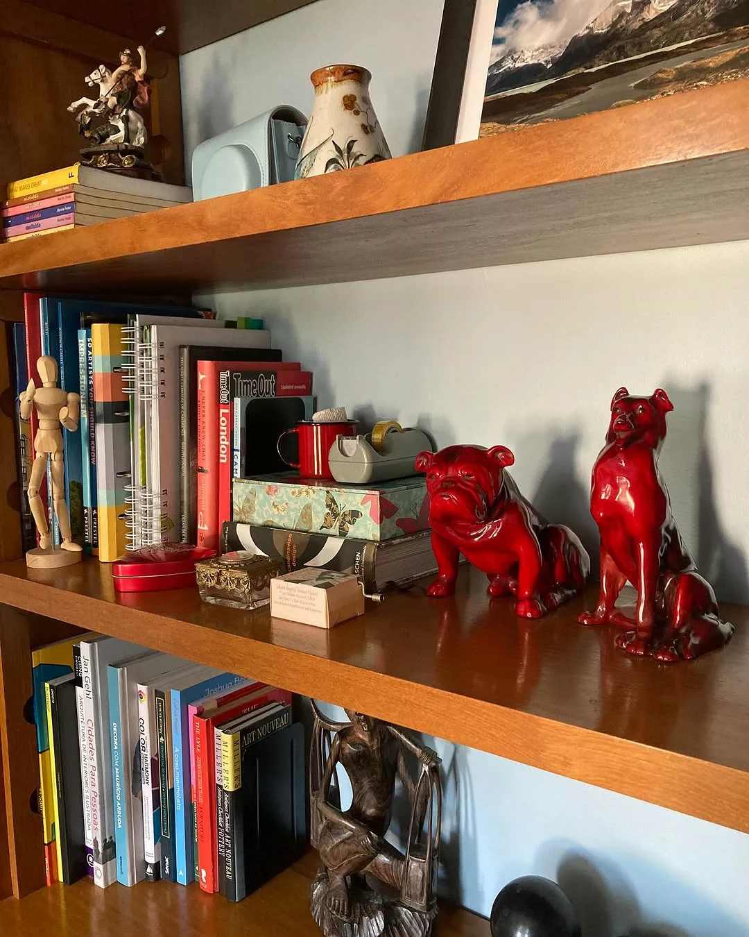 Estante aberta: o truque certeiro para deixar sua decoração mais leve e elegante