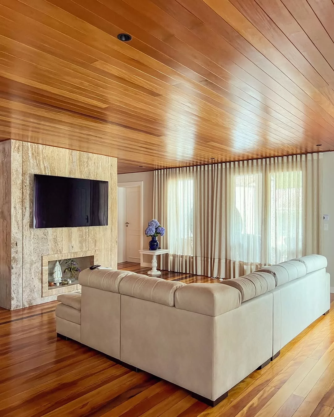 Forro de madeira: como ele transforma ambientes com charme, conforto e personalidade