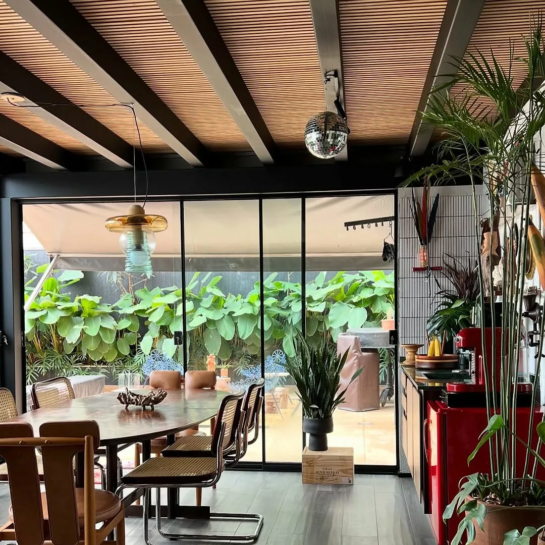 Forro de madeira: como ele transforma ambientes com charme, conforto e personalidade