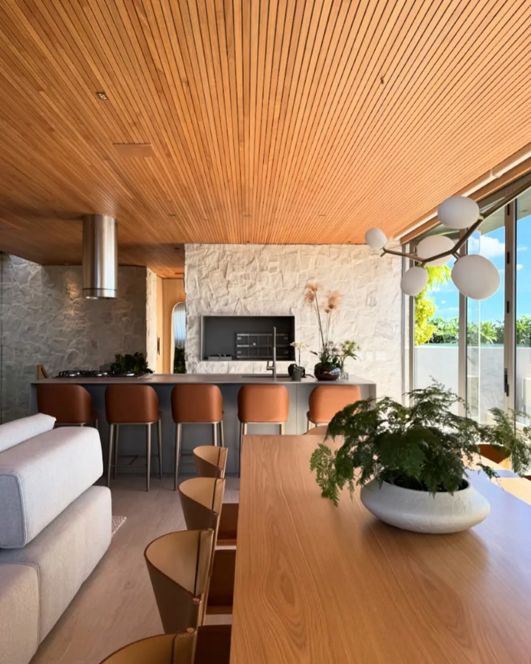 Forro de madeira: como ele transforma ambientes com charme, conforto e personalidade