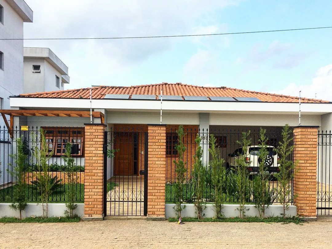 Frente de casas simples e bonitas: como valorizar a fachada com soluções acessíveis e cheias de charme