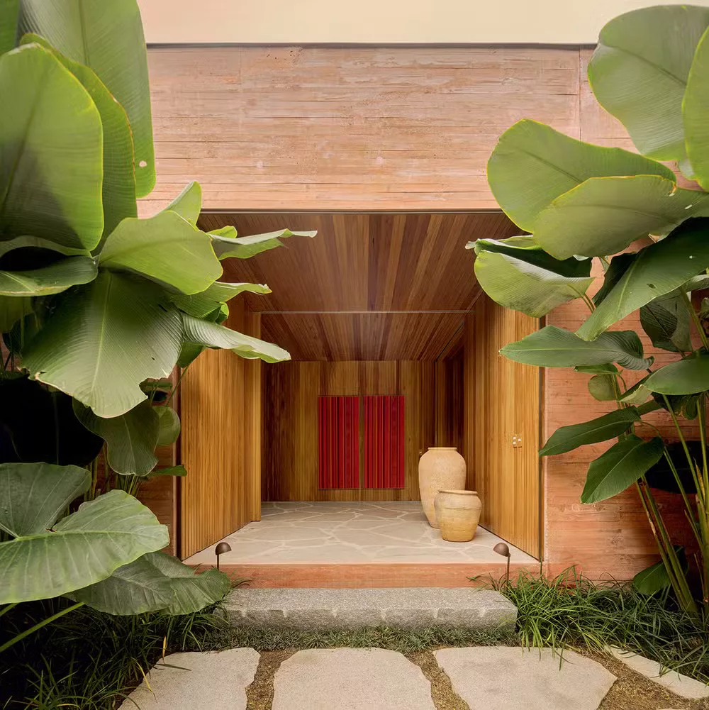 Arquitetura que toca o chão com leveza: casa em Paraty parece flutuar entre árvores