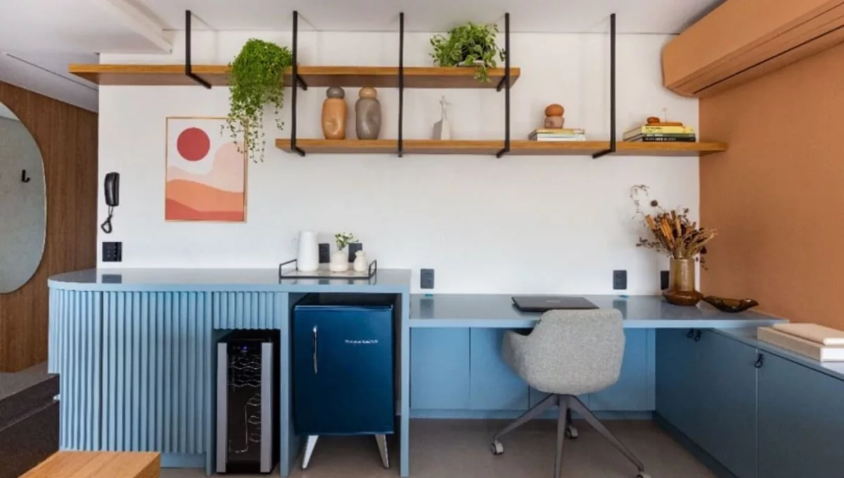 Para home offices na sala de estar, o projeto deve proporcionar uma ambientação em sintonia com o estilo decorativo do espaço. Por aqui, a arquiteta Mari Milani investiu em uma marcenaria que acoplou o cantinho do bar e a mesa para as atividades profissionais | FOTO: Mariana Camargo
