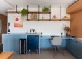 Para home offices na sala de estar, o projeto deve proporcionar uma ambientação em sintonia com o estilo decorativo do espaço. Por aqui, a arquiteta Mari Milani investiu em uma marcenaria que acoplou o cantinho do bar e a mesa para as atividades profissionais | FOTO: Mariana Camargo