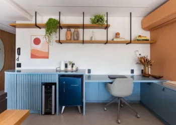 Para home offices na sala de estar, o projeto deve proporcionar uma ambientação em sintonia com o estilo decorativo do espaço. Por aqui, a arquiteta Mari Milani investiu em uma marcenaria que acoplou o cantinho do bar e a mesa para as atividades profissionais | FOTO: Mariana Camargo