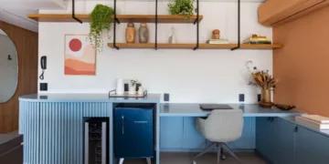 Para home offices na sala de estar, o projeto deve proporcionar uma ambientação em sintonia com o estilo decorativo do espaço. Por aqui, a arquiteta Mari Milani investiu em uma marcenaria que acoplou o cantinho do bar e a mesa para as atividades profissionais | FOTO: Mariana Camargo