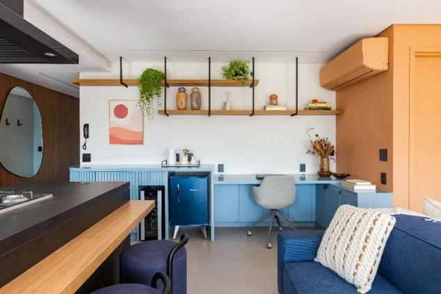 Home office na sala de estar: 4 boas ideias que combinam praticidade e estilo para o trabalho remoto